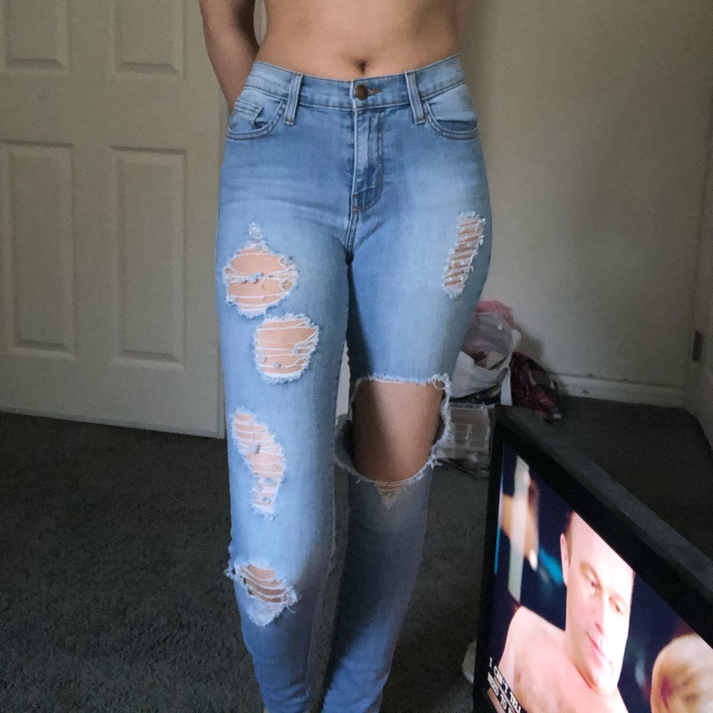 Low rise light wash ripped denim jeans